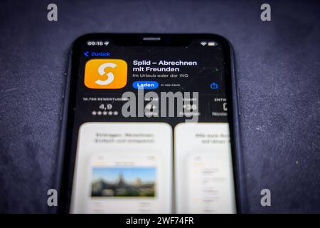 Apple App Store auf einem iPhone. Essentials, TOP 10 Finanz-Apps. Solid - mit Freunden abrechnen. // 29.01.2024 Stockfoto