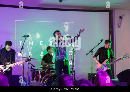 The Slow Readers Club tritt live bei der Eröffnung der renovierten Manchester Central Library am 23. April 2014 auf Stockfoto