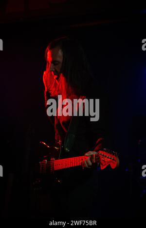 Bobby Moynihan, Sängerin und Gitarristin Ballerina Black, trat am 17. Mai 2014 live im Roadhouse in Manchester auf Stockfoto