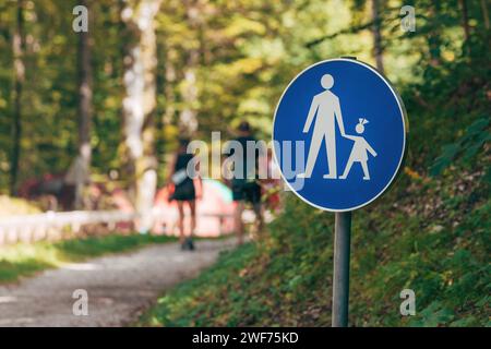 Schild für Fußgängerwege im Nationalpark Triglav in Slowenien, selektiver Fokus Stockfoto