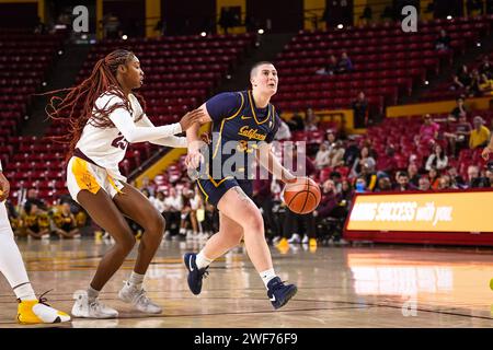 Die California Golden Bears Guard Ioanna Krimili (32) fährt in der zweiten Hälfte des NCAA Basketballspiels gegen Arizona State in Tem auf den Korb zu Stockfoto