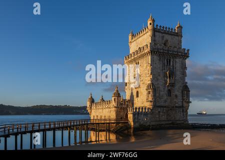 Der Belem Turm bei Sonnenaufgang in Lissabon, Portugal. Festung aus dem 16. Jahrhundert am Tejo. Stockfoto