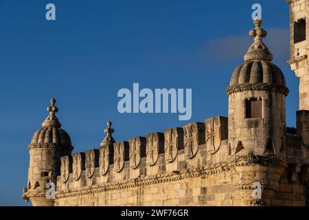 Befestigungsdetails des Torre de Belem (Torre de Belem), einer Festung aus dem 16. Jahrhundert mit Bartizan-Türmen in Lissabon, Portugal. Stockfoto