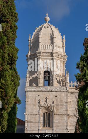 Die Kirche Santa Maria de Belem hat einen Kuppelturm in Lissabon, Portugal. Stockfoto