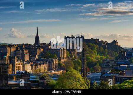 Edinburgh in Schottland, Großbritannien. Skyline der Altstadt bei Sonnenuntergang, historisches Zentrum der schottischen Hauptstadt. Stockfoto