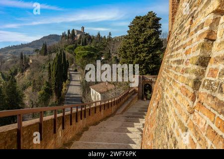 Rocca Manfrediana e Veneziana und der Torre dell'Orologio in Brisighella in der Provinz Ravenna, Emilia-Romagna, Italien. Stockfoto