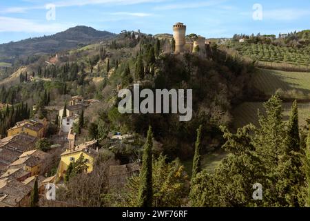 Rocca Manfrediana e Veneziana und der Torre dell'Orologio in Brisighella in der Provinz Ravenna, Emilia-Romagna, Italien. Stockfoto