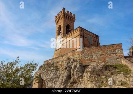 Rocca Manfrediana e Veneziana und der Torre dell'Orologio in Brisighella in der Provinz Ravenna, Emilia-Romagna, Italien. Stockfoto