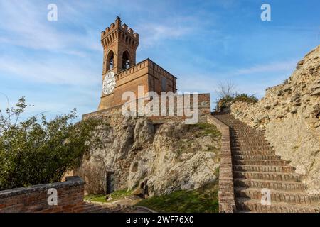 Rocca Manfrediana e Veneziana und der Torre dell'Orologio in Brisighella in der Provinz Ravenna, Emilia-Romagna, Italien. Stockfoto