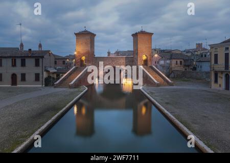 Die Stadt Comacchio im venezianischen Stil mit ihren Kanälen und Brücken in der Provinz Ferrara, Emilia-Romagna, Italien. Stockfoto