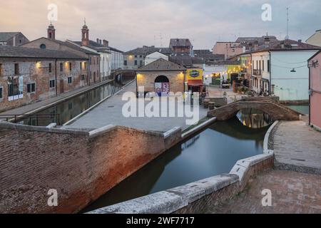 Die Stadt Comacchio im venezianischen Stil mit ihren Kanälen und Brücken in der Provinz Ferrara, Emilia-Romagna, Italien. Stockfoto