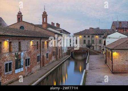 Die Stadt Comacchio im venezianischen Stil mit ihren Kanälen und Brücken in der Provinz Ferrara, Emilia-Romagna, Italien. Stockfoto