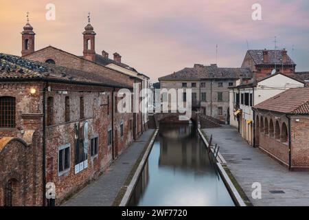 Die Stadt Comacchio im venezianischen Stil mit ihren Kanälen und Brücken in der Provinz Ferrara, Emilia-Romagna, Italien. Stockfoto