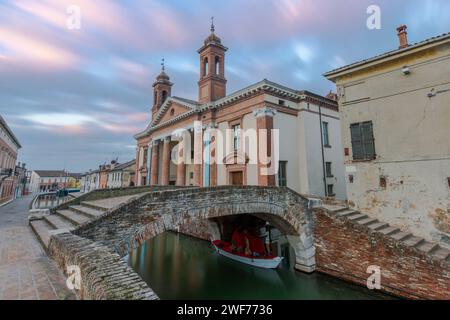 Die Stadt Comacchio im venezianischen Stil mit ihren Kanälen und Brücken in der Provinz Ferrara, Emilia-Romagna, Italien. Stockfoto