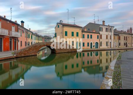 Die Stadt Comacchio im venezianischen Stil mit ihren Kanälen und Brücken in der Provinz Ferrara, Emilia-Romagna, Italien. Stockfoto