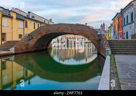 Die Stadt Comacchio im venezianischen Stil mit ihren Kanälen und Brücken in der Provinz Ferrara, Emilia-Romagna, Italien. Stockfoto