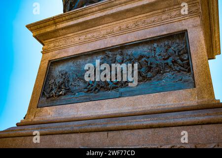 Diese detailgetreue Basreliefs-Skulptur in Venedig fängt eine dynamische historische Szene ein und bietet einen Einblick in das reiche künstlerische Erbe der Stadt. Stockfoto