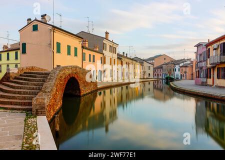 Die Stadt Comacchio im venezianischen Stil mit ihren Kanälen und Brücken in der Provinz Ferrara, Emilia-Romagna, Italien. Stockfoto