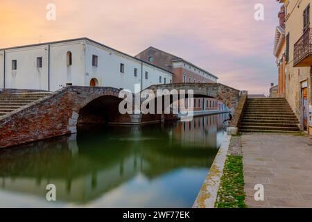 Die Stadt Comacchio im venezianischen Stil mit ihren Kanälen und Brücken in der Provinz Ferrara, Emilia-Romagna, Italien. Stockfoto