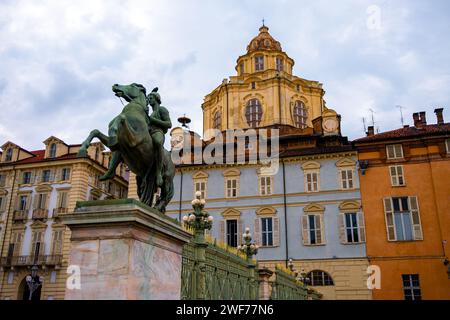 Die imposante Reiterstatue steht im Zeichen der herrlichen echten Chiesa di San Lorenzo im kulturellen Herzen von Turin, Italien. Stockfoto