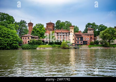 Ein malerischer Blick auf den Borgo Medievale, eine charmante Rekonstruktion mittelalterlicher Architektur am Ufer des Parco del Valent Stockfoto