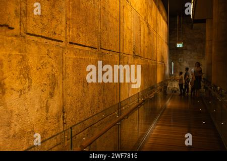 Touristen spazieren durch die Gänge der Westmauertunnel, einem Ort voller Geschichte unter Jerusalem. Stockfoto