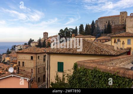 Das Dorf Verucchio auf einem Hügel in der Provinz Rimini, Emilia-Romagna, Italien. Stockfoto