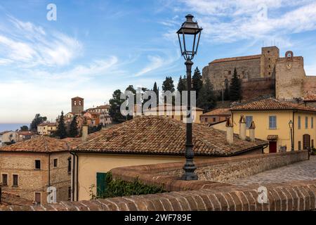 Das Dorf Verucchio auf einem Hügel in der Provinz Rimini, Emilia-Romagna, Italien. Stockfoto