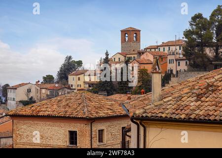 Das Dorf Verucchio auf einem Hügel in der Provinz Rimini, Emilia-Romagna, Italien. Stockfoto