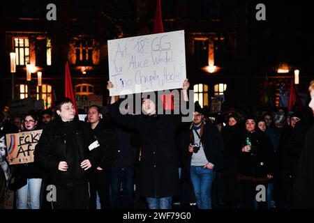 Saarbrücken Bub Erneut versammelten sich zahlreiche Menschen in Saarbrücken, um gemeinsam unter dem Motto gegenjedenfaschismus ein Zeichen gegen rechts zu setzen. Am frühen Freitagabend trafen sich rund 3500 Menschen auf dem Landwehrplatz in Saarbrücken, um in einem Demonstrationszug zum Schloss zu ziehen, wo am Abend ein Bürgerdialog der AfD Rheinland-Pfalz/Saarland stattfand. Teilnehmende Gruppen kamen unter anderem von Fridays for Future, Greenpeace, OMAS gegen rechts, der Linksjugend, den Jusos und der Grünen Jugend. Wie auch bei den ersten beiden Demonstrationen, zuletzt am vergangenen Son Stockfoto