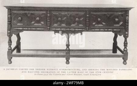 Der Möbelsammler : alte englische Möbel aus dem XVII & XVIII Jahrhunderte. Veröffentlicht im Herbert Jenkins Buch eine Einführung in die Studie der englischen Stile des 17. Und 18. Jahrhunderts von Edward W. Gregory mit 55 Illustrationen typischer Möbelstücke aus öffentlichen und privaten Sammlungen. Ein jakobinischer Eichenkommode ohne Überbau, der die vergossene Vertäfelung und Balusterdekoration der zweiten Hälfte des 17. Jahrhunderts zeigt. Im Zimmer 54 des Victoria and Albert Museum, South Kensington Stockfoto