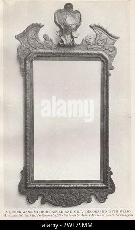 Der Möbelsammler : alte englische Möbel aus dem XVII & XVIII Jahrhunderte. Veröffentlicht im Herbert Jenkins Buch eine Einführung in die Studie der englischen Stile des 17. Und 18. Jahrhunderts von Edward W. Gregory mit 55 Illustrationen typischer Möbelstücke aus öffentlichen und privaten Sammlungen. Ein Queen Anne Spiegel geschnitzt und vergoldet, dekoriert mit Gesso H. 2 Zoll W. 1,2 m 8 Zoll Zimmer 56 des Victoria and Albert Museum, Möbel im Stil von South Kensington/Queen Anne Stockfoto