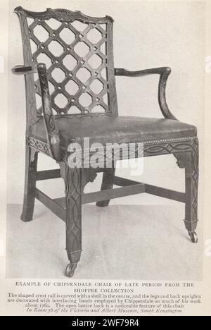 Der Möbelsammler : alte englische Möbel aus dem XVII & XVIII Jahrhunderte. Veröffentlicht im Herbert Jenkins Buch eine Einführung in die Studie der englischen Stile des 17. Und 18. Jahrhunderts von Edward W. Gregory mit 55 Illustrationen typischer Möbelstücke aus öffentlichen und privaten Sammlungen. Beispiel eines Chippendale-Stuhls der späten Periode aus der Shoppee-Sammlung. Die geformte Wappenstange ist mit einer Schale in der Mitte geschnitzt, die Beine und die Rückenstützen sind mit verschlungenen Bändern (...) Im Zimmer 56 des Victoria and Albert Museum, South Kensington Stockfoto