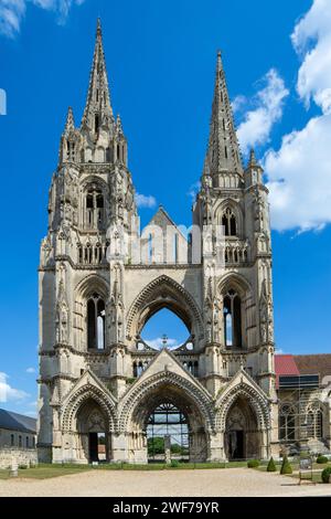 Soissons, Picardie, Frankreich - Kathedrale und Abtei Saint Jean des Vignes Ruinen der Westfassade und Türme Stockfoto