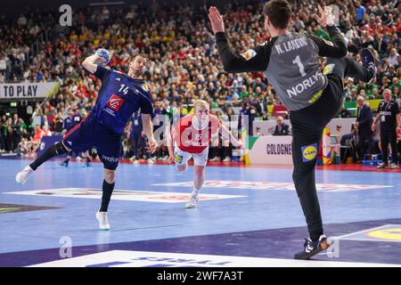 KÖLN, DEUTSCHLAND - 28. JANUAR Lanxess Arena, Männer EHF Euro 2024 Finale Frankreich - Dänemark v.l., Kentin Mahe (Frankreich), Torhüter Niklas Landin Jacobsen (Dänemark) Stockfoto