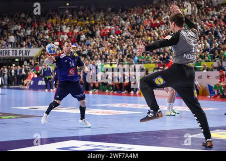KÖLN, DEUTSCHLAND - 28. JANUAR Lanxess Arena, Männer EHF Euro 2024 Finale Frankreich - Dänemark v.l., Wurf von Kentin Mahe (Frankreich), Torhüter Niklas Landin Jacobsen (Dänemark) Stockfoto