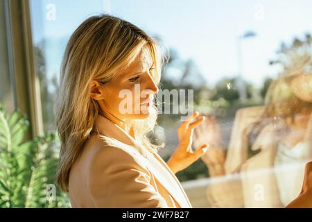 Geschäftsfrau denkt über einen Geschäftsplan für ein neues Projekt in ihrem Unternehmen nach. Geschäftskonzept. Stockfoto