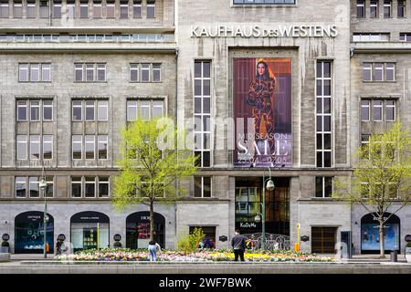 Menschen vor dem Kaufhaus des Westens, meist abgekürzt KaDeWe, ist ein Kaufhaus in Berlin. Stockfoto