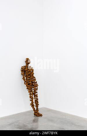 „Test: Brace“ (2021) Skulptur in der Ausstellung „Body Politic“ Antony Gormley in der White Cube Gallery, London, England Stockfoto