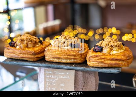 Apple und brombeere zerbröckeln dänisch in der Hefe Bakery, London, England Stockfoto