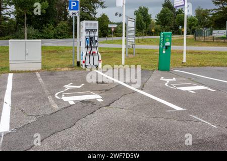 Elektro Ladesäule auf einem Großparkplatz für PKW *** elektrische Ladestation auf einem großen Parkplatz für Autos Stockfoto