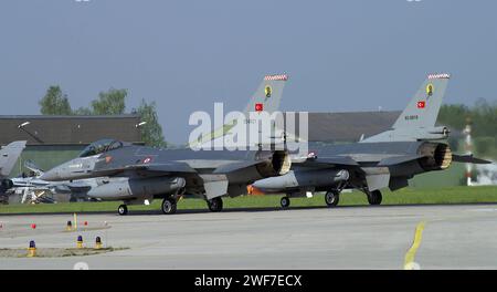 Kampfflugzeuge der türkischen Luftwaffe vom Typ Lockheed Martin F-16C Fighting Falcon. Startbereite Kampfflugzeuge der türkischen Luftwaffe vom Typ Lockheed Martin F-16 Fighting Falcon während der NATO-Luftwaffenübung ELITE Electronic Warfare Live Training Übungsübung auf dem Fliegerhorst Lechfeld. *** Türkische Luftwaffe Lockheed Martin F 16C Kampfflugzeug Falcon bereit zum Start während der NATO ELITE Electronic Warfare Live Training Übung auf der Lechfeld Air Base. Stockfoto