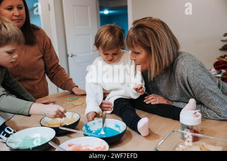 Oma und Enkelin Frostkekse, Küchenfreude Stockfoto