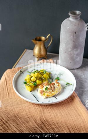 Hähnchenkotelett mit Pilzen auf einem Teller mit gekochten Kartoffeln Stockfoto