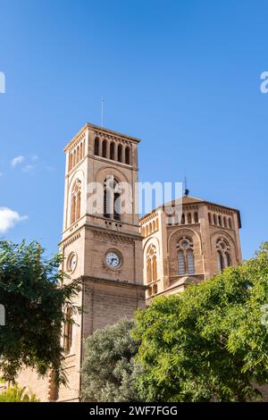 Dezember 2023 – Außenansicht der Kirche Saint Magi im Viertel Santa Catalina von Palma, Mallorca, Spanien. Die Kirche Saint Magi bietet eine Mischung aus Architektur Stockfoto