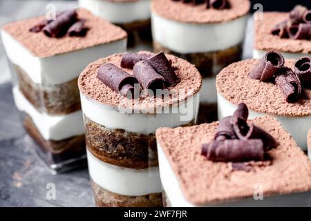 Nahaufnahme von Tiramisu-Tassen Dessert mit Schokoladenstrudeln Stockfoto