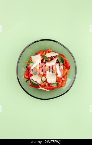 Salat aus gebackenen Paprika, Parmesankäse und Nüssen Stockfoto
