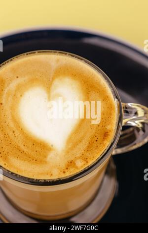 Italienischer Espresso-Kaffeegetränk mit erwärmter Milch Stockfoto