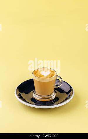 Italienischer Espresso-Kaffeegetränk mit erwärmter Milch Stockfoto