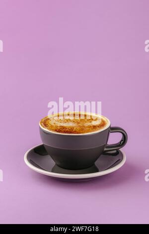 Italienischer Espresso-Kaffeegetränk mit erwärmter Milch Stockfoto